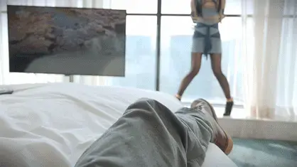 【丝米】【4K】《绳奴养成计划2》一边看电视，一边欣赏着固定在窗台边的尤物——上身紧缚，勒得酥匈[X_X]，勉强站立，妖娆地舞动着黑丝美腿，偷偷享受紧缚的[X_X]…并腿放置在沙发上，翻腾挣扎，姿势诱 剧情简介：<br>一边看电视，一边欣赏着窗台边的尤物——上身紧缚勒得酥匈[X_X]，分腿固定罚站，勉强站立，妖娆地舞动着黑丝美腿，偷偷享受紧缚的[X_X]…并腿放置在沙发上，翻腾挣扎，姿势诱人，抱起来丢在床上，驷马一绑，动弹不得，只能任凭主人尽情tk丝足……<br>—————————————————————————————————————<br>湖南地区招收绳模，现已开放定拍服务QQ：984353792<br>—————————————————————————————————————<br>解压密码：simi<br>改后缀为MP4