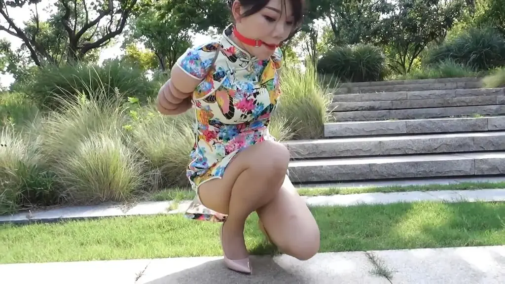 嫣儿江边五花旗袍4 肉丝裸色高跟极限紧五花大绑 嫣儿户外系列，江边旗袍捆绑拍摄4。嫣儿身着彩花短旗袍肉色丝袜裸色高跟鞋，再次来到户外进行捆绑拍摄，此次没有花哨的捆绑，只有双股绳在两臂上分别绕了7圈，紧紧的陷进肉中，再穿过抹肩绳中吊起双手，最后穿过两臂的绳圈中再次收紧两臂。江五花旗袍4