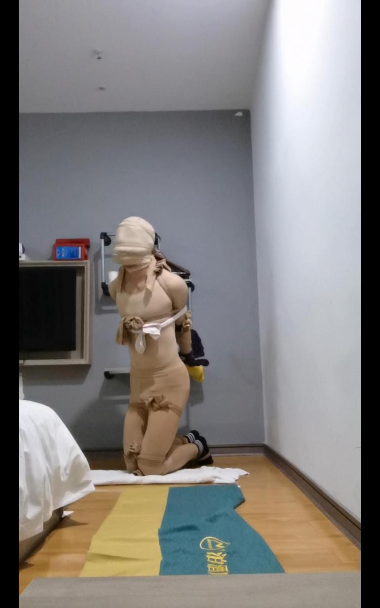 丝袜捆绑堵嘴囚禁 去酒店盗窃被抓住，被几个客服小姐姐押到房间里捆绑堵嘴关起来了双手被丝袜紧紧的捆着，大腿小腿脚踝脚掌也被丝袜紧紧的捆着，双手分别被套了两双丝袜和一双棉袜以防挣脱，嘴里塞了一双原味短丝袜和一双棉袜，然后两双连裤袜紧紧的勒着。鼻子被丝袜限制呼吸，两个鼻孔分别塞了一只其中一个小姐姐刚脱下来的原味短丝袜，接着用一双长筒丝袜勒着鼻子，最后两双原味丝袜套头。嘴巴堵得死死的呼救不了，只能用鼻子呼吸 每次呼吸都要闻着臭丝袜，被囚禁在房间里。