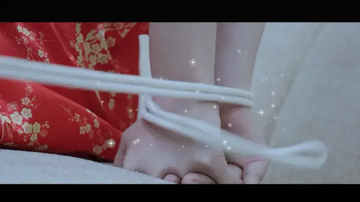 【半岛束艺台】【海语】【年度有奖问答】YT2249 北欧定拍：台长不在的时候 ◀北欧小哥哥替台里想了一个鬼点子，台长不在的时候姑娘们该如何工作呢？于是一套自缚魔法诞生了，使用者发出的任何自缚指令都将成为现实，自缚魔法同样具备解锁能力，只要使用者发出松绑的口令即可，但她们有没有想过戴着口球该如何给绳子下命令？<br>◀本期题目：看脚识人第一波，请列出这五双脚的主人（图片在截图末尾），她们全部来自本台现役模特。答对此题者除获得本期视频外，还将获得“半岛束艺台终身荣誉粉丝”称号，每月可领取一部任选影片直到你噶或台长噶。这又是一道答对了台长佩服你八辈祖宗的题。<br><br>㊙【解压密码】peninsula2018,修改后缀名mp4,勿在线观看<br><br>➡【半岛束艺台】不做精品只做生活，用镜头记录真实绳艺，纯净捆绑，健康游戏！为每一个热爱捆绑的朋友展示最纯粹的绳艺，为每一个顾客用心打造属于您的专属作品。<br>✅主页:https://linzijun.app/@BDTV<br>✅微信:peninsulastudio<br>✅QQ:2245148409<br>✅推:@PENINSULABDTV6<br>✅官方用绳:https://sm3guoji.taobao.com/<br>业务咨询秒回，闲聊看心情，色情勿扰。<br>