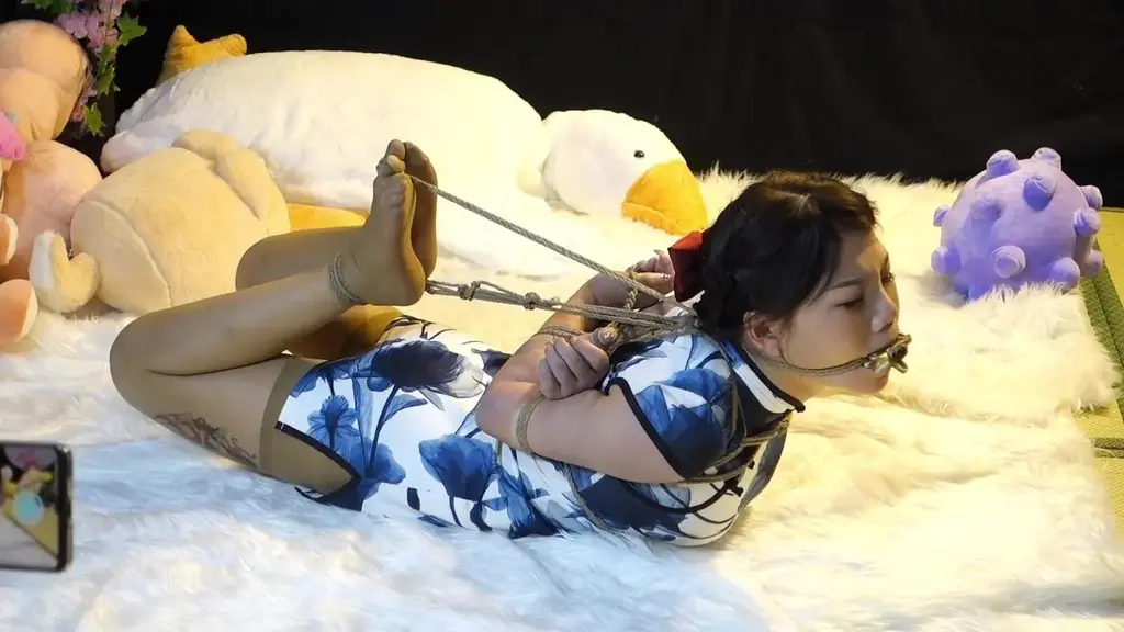 嫣儿 蓝花旗袍后手指缚驷马 欧式直臂驷马 嫣儿上身胸缚双臂极限拉紧后，用绳子将两手拇指系住，驷马缚拉紧再用绳子捆住两只脚趾拉紧后背的绳结固定，肉色丝袜堵嘴再将多余绳子绕过被堵住的嘴拉紧，绳子勒住嘴被迫昂起头没法低下，极限的驷马和紧绑住手脚的拇指让嫣儿十分痛苦，解开绳子后又觉得不解气，将嫣儿两臂绑成欧式直臂，又拉起驷马将嫣儿捆了起来。蓝花旗袍五花驷马