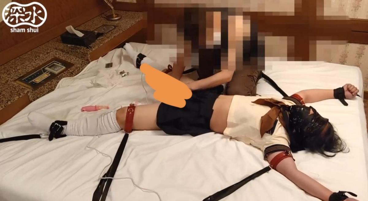 セーラー服姿の女の子が大の字に拘束されて快楽責めに遭う(natsumi) セーラー服姿で手も足も広げられ得た状態で大の字拘束された女の子が、快楽責めされます。首を絞められたりもします。<br>テープで顔をグルグル巻かれています。<br>叫んでもやめてもらえない、非情なまでに続けられる責めに、がまんできず泣きわめきます。<br>※モデルは女性です。<br>※顔出しはしていません。ご了承ください。<br>※モデルは18歳を超えており、同意の上で撮影しています。<br>女孩被大字固定在床上动弹不得，被［不可描述］攻击疯狂挣扎。<br>（放心盲买，绝对不亏<span style='color:#b0b0b0;'>[隐藏文字，购买后可见]</span>）<br>かわいそうな姿をごらんください。