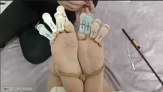 《御仙原创》体操特训（虐足 双女） 全程高能虐足<br>-------<br>--------<br>【御仙工作室】：对圈内爱好者开放，欢迎前来约绳，体验；并提供线上定拍、线下约拍。原味服务。<br>另外本工作室招聘模特有意请联系客服了解！<br>坐标郑州QQ：259986932【注明来意】本工作室招聘模特有想了解的可以加客服QQ了解<br>--------<br>-------<br>下载文件后将后缀zip111改为zip解压，解压完成后，继续将文件后缀改为zip解压，解压密码：yu12 把最终的文件后缀改为mp4即可观看，请大家不要在线观看，非常容易和谐。如果被和谐请联系我们！