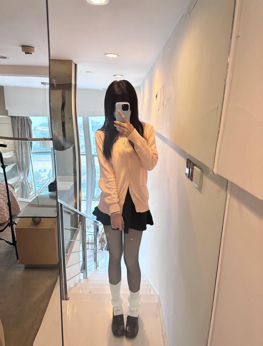 学霸妹子被闺蜜骗去复习 设计错过考试 定拍、模特应聘 Q1642709473 解压密码 ：易<br>为了争夺学期末奖学金名额 闺蜜对学霸妹妹下手<br>谎称复习 却把她绑在家里 为了不错过考试学霸妹妹开始了挣脱 <br>第一幕：从柜子里醒来 想起自己被绑架 艰难从储物室逃脱 <br>第二幕：穿着黑丝滑滑的下楼真不方便 只能坐下慢慢一级级下 <br>第三幕：绑久了想上个厕所 但是 厕所都被锁了 只能憋着找钥匙 结果钥匙也没找到 试试电话求救 结果这个电话只能接入不能拨出 无奈只能在失禁之前摩擦丝腿缓解 祈祷闺蜜早点放学放过自己