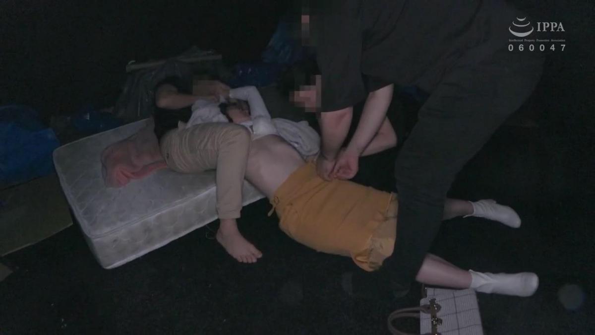 [X_X]お姉さん最高 <span style='color:#b0b0b0;'>[隐藏文字，购买后可见]</span><br>00:00～おじさんの仲間がターゲットを尾行。ショッピングモールに入る。<br>00:41～カフェに並び隣に座る。席を離れた隙にドリンクにXXXを仕込む。<br>01:46～席に戻る。ドリンクを飲み干しカフェを出る。<br>02:30～ウィンドウショッピングをして電車に乗る。<br>----------------------------------------------------------------------------------------------<br>04:44～車内チ○ン。逆さ撮り。お尻を触る。<br>05:49～スカートに手を入れ手マン。スカートを捲り手マン。パンツに手を入れ手マン。