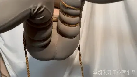 【丝组米亚】再度开发绳模云云瑜伽服+[X_X]双腿吊缚从不屑到求饶 丝组米亚工作室031号作品<br>模特云云再度开发，换上瑜伽服体验吊缚 zdb的轮流刺激，临近尿裤子的边缘，不断求饶。<br>解压密码购买可见<br>[展示的隐藏文字]解压密码：suzumiya[展示的隐藏文字]<br>另外长期招北京地区绳艺模特，欢迎可以私信