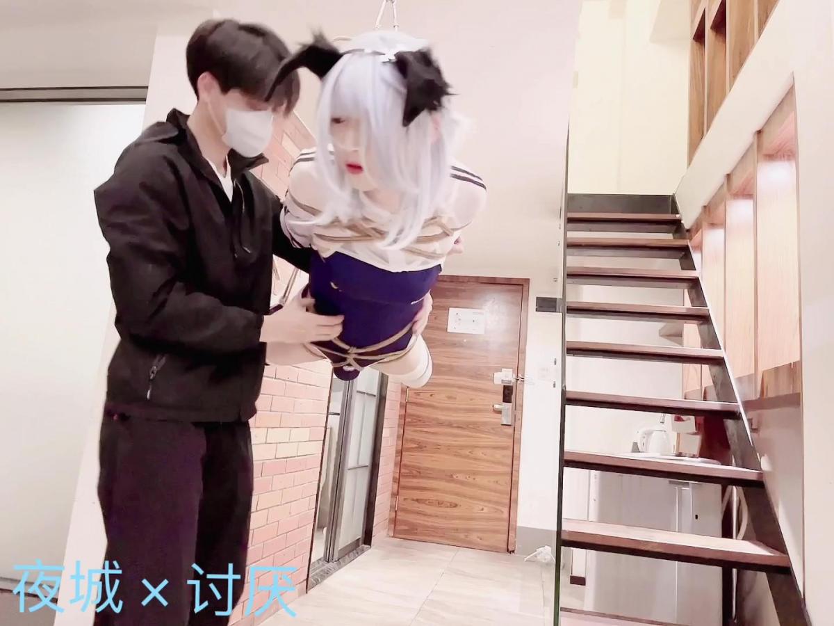 伪娘夜城被帅s讨厌吊起来玩弄 夜城去找讨厌过元旦，然后就被讨厌吊起来了。讨厌的咸猪手一直往敏感部位乱摸，真过分 送上门还要受到如此欺凌 对抗讨厌最好的方式就是忍住不能[X_X]，不然就会被当作杂鱼被狠狠嘲讽的！