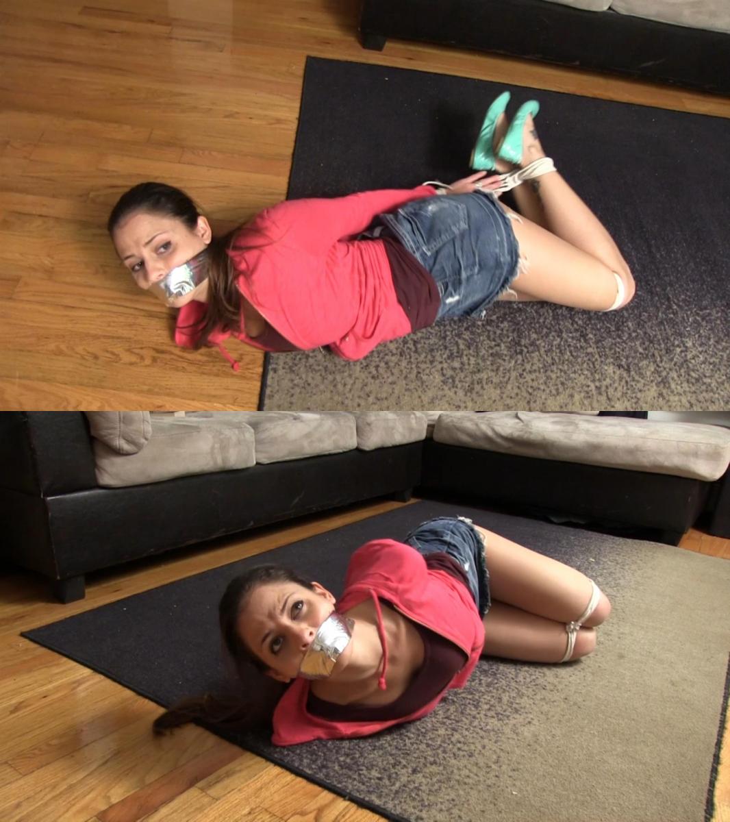 Paranormal Bondage- Babysitter Bound (hd) 卡利·洛根听说过有关某个家庭的保姆发生奇怪事情的传言。 她对超自然现象着迷，自愿自愿参加。<br><br>接下来发生的事情就像电影《恰吉》中的场景一样。 卡利最终被一个附体的毛绒玩具捆绑并堵住了嘴。她在地板上挣扎，害怕又无助。<br><br>Cali Logan has heard rumors about strange things happening to babysitters for a particular family. Obsessed with the paranormal, she volunteers herself.<br><br>What happens next is like a scene from a Chucky movie. Cali winds up bound and gagged by a possessed stuffed She is left struggling on the floor, scared and helpless.