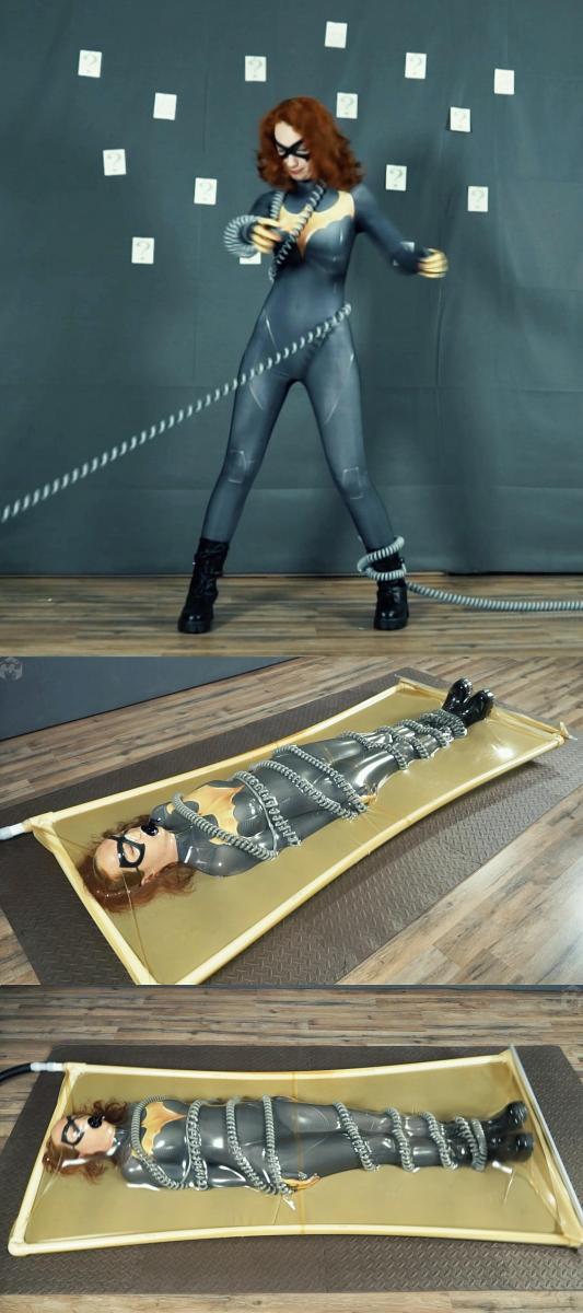 Bondage for Batwoman in a latex bed 特工姐姐执行任务时误入圈套，被弹簧触手拉入真空床。<br>随着微孔呼吸嘴的真空床被抽干空气，特工姐姐开始在真空床里无助的挣 扎起来。