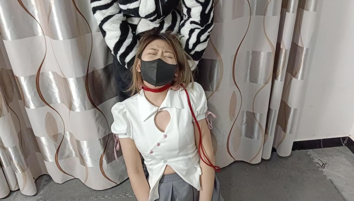 [御仙原创]地狱十八般劫难（[X_X]，鞭打，夹刑，刺穴,双女） 相传在天的尽头有一个雪山，雪山的守护者在飞升之前下了一个诅咒，雪山的守护者必须要找到下一个接班人才能离开雪山，否则将会永远被困在这片白色的世界里。而选择接班人的条件，便是承受了十八道酷刑还没死的天选之人。几百年前，雪山的某一任守护者在抓了无数人之后，终于有一个斑马精通过了考验，斑马精找寻接班人的时候有一个爱好就是找穿白色条纹袜的人，因为她觉得这种人和她的皮毛一样，更能忍受得住这些考验，可在没有精怪和法力的现在，要找到一个能承受这么多苦难而不死的人何其之难。终于在斑马精折磨死了一个有一个人之后，找到了那个天选之人————珺珺。珺珺被迫被抓，开始经受十八般刑罚，第一道刑罚，九九八十一下鞭打，珺珺扛了下来，接着又经历了死亡[X_X]，匕首捅穴，刑具夹手指等......<br>---------<br>公告：致各位粉丝朋友，御仙工作室经商讨决定于一月底左右正式放假，如有定拍需要的同好请提前预约，详情请咨询QQ:1756718889【注明来意】<br><br>-------<br>--------<br>【御仙工作室】：对圈内爱好者开放，欢迎前来约绳，体验；并提供线上定拍、线下约拍。原味服务。<br>另外本工作室招聘模特有意请联系客服了解！<br>本工作室招聘模特有想了解的可以加客服QQ了解<br>--------<br>-------<br>下载文件后将后缀zip111改为zip解压，解压完成后，继续将文件后缀改为zip解压，解压密码：yu12 把最终的文件后缀改为mp4即可观看，请大家不要在线观看，非常容易和谐。如果被和谐请联系我们！