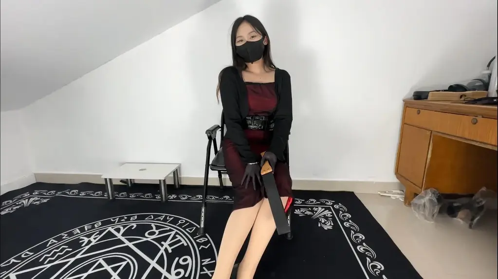 玖儿[X_X]丝袜勒脖昏迷 最近搞了个阁楼，弄好了后第一时间就把玖儿叫过来好好调教她一顿，于是玖儿一听小教室搞好了也迫不及待的来了，那就开始<br>今天的调教把，先是让他造作一番打屁股，然后玖儿摆出一副勾引的样子勾引我，那就她绑在椅子上，戴上电击项圈和郊狼，电击项圈的威力<br>果然强大，电的玖儿一颤一颤的，然后带开郊狼，玩了一会后玖儿进入了感觉于是把她驷马绑到地上，然后给他塞进去一个伸缩[X_X]，玩了<br>一会后，突然想到玩勒脖子昏迷，于是我就和玖儿说和你玩个别的小游戏，于是把玖儿绑在椅子上拿出玖儿的丝袜，问她准备好了吗，玖儿说：准备好了<br>我就用力一拉丝袜，第一次先用了一双丝袜，后面我怕效果不好我就再加一双，于是在玖儿脖子上勒上了两条丝袜，果然丝袜勒脖子[X_X]感非常强烈<br>这次先让玖儿试一下感觉，于是在第三次我决定下个狠手，但是勒脖子[X_X]感很快很强烈，也说不出话来，我把勒脖子的时间加长，但是玖儿很快就有<br>[X_X]的感觉了，玖儿跟我发出声音说不行了，我就说这才多长时间忍者，于是玖儿也听话的忍住了，没想到玖儿突然晕过去了，我怕玖儿骗我我还等了<br>一段时间，突然意识到不好，我就赶紧给玖儿解开脖子上的丝袜，叫醒她，发现没反应，我就按压胸部才把她叫醒，结果事后玖儿脸上长满了血豆，第二<br>天去医院检查，是因为[X_X]充血导致皮肤下血管破裂，玖儿也因为脸上的痘痘哭了一场，我也被玖儿哭的愧疚，所以玩[X_X]要慎重，自己一个人千万不要玩<br><br>接各种剧情，调教，捆绑定拍，<br>玖儿也是调教室的老师山东的小伙伴可以约课qq：3379654500