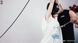 【娜绳工作室】【青柠】95QNLK-95 ◀一天，青柠在外正溜达呢，突然被人抓住扭进了调教室里。青柠手被筒铐铐住吊住了起来，并且向上拉住强制站立，脚上戴上了筒的脚铐，活动距离是很短。为防止青柠乱叫和认出绑架的人，于是给她戴上了眼罩和口球，让她看不见也说不出。被吊铐期间青柠多次尝试逃跑，这让铐的人很是不愿意，于是在这情况下，青柠被无情的带上了乳夹，并被打拍子拍打屁股和脚底板部位。原本一开始脱掉袜子要打脚底板的时候，脱下袜子一看，没想到青柠也是个闷骚型，白袜下穿着黑丝，那黑丝透着小脚丫也是绝了。<br>为了以后还可以继续玩，青柠就这样被吊铐着坚持了许久，最后，铐他的人说了句要走了，就留青柠一个人在这里享受吧。<br><br>◀不要担心缩略图中我打的码，那是为了过审，实际视频中是没有码的，可放心购入，视频质量绝对放心。<br><br>➡此后视频，已更新设备，需要的看官可放心下单，双机位拍摄，远近随心所欲观看，要细节有细节，要整体有整体。<br><br>↓   ↓   ↓   ↓   ↓   ↓   ↓   ↓   ↓   ↓   <br>✅主页：https://www.linzijun.app/@nashenggzs<br>✅QQ：642462518<br>✅微信：Nashengliaokao<br>✅推：@NashengQN<br>↓   ↓   ↓   ↓   ↓   ↓   ↓   ↓   ↓   ↓   <br>➡需要定拍的可直接加我的联系方式，模特可接定拍时，一般当天出片。<br><br>➡【娜绳工作室】为各位同好和同行提供作品定制、原味等<br><br>有兴趣的可以实地体验，工作室是在青岛黄岛，欢迎想要来的大学生来实地体验绳艺或镣铐，多谢合作<br><br>------------------------------------------------------------------------------------------------------------------------------------------------------------------------------------<br>㊙【解压密码】<span style='color:#b0b0b0;'>[隐藏文字，购买后可见]</span><br>------------------------------------------------------------------------------------------------------------------------------------------------------------------------------------<br><br>先说明一下，购买视频的老板们不用担心解压问题了，现在开始以后去除三层解压，下载后只需密码解压一次即可，然后修改后缀名即可看视频了。还是不建议在线观看哦~<br>