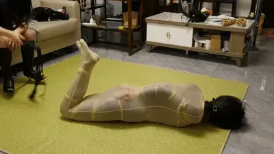 欧式丝袜袋包裹 把女M欧式直臂捆绑，套上丝袜袋，戴上口球，拿起鞭子鞭打。定拍绳艺、调教、女囚、女烈、古装各种类型视频，欢迎定拍QQ342642509
