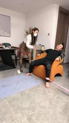 【汐言】刑讯逼供偷原味的邻居 【汐言】刑讯逼供偷原味的邻居<br>原创作者：汐言<br>汐言女主惩罚邻居，把邻居捆绑固定在椅子上然后各种虐，很好看的一部片子