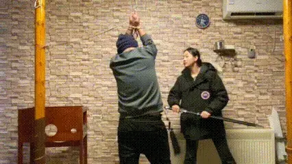 刺s杀人犯 审讯杀人犯，在证据确凿的情况下，杀人犯不承认杀人，杀人不犯不老实交代问题，审讯人员小美女反复审问就是不老实交代，最后审讯人员小美女把杀人犯，一剑刺死两名员工秘密来到对方公司盗取对方公司宝石，没有想到反被对方高手捆绑。极限放置，两名员工对话商议如何逃跑。本工作室提供绳艺捆绑模特服务、室外定拍，体验女绳师捆绑服务、体验长时间囚禁服务、绳艺教学培训、专业麻绳销售、作品私人定制、模特原味丝袜出售等，另外本店招募同好合作伙伴。郑州及附近地区兼职女绳模，待遇优厚，工作时间灵活。定拍约拍。v:a156185529 <br>QQ156185529<br>解压密码168168<br>