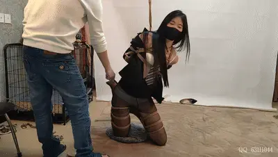 随心原创 杨蕊 完不成任务的正装售楼员 剥开的白衬衣露出内衣 板子夹 随心原创   杨蕊 完不成任务的正装售楼员   定拍QQ 63111044<br>用电脑下载解压 不要用手机下载 解压密码 随心