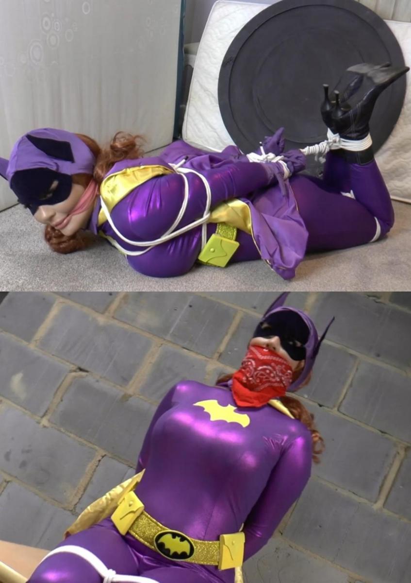 Daisy Dillon in: Her Most Regal Highness, BatQueen the Busty Vs the Most Slippery Trick-Mistress! Wh Daisy Dillon in: Her Most Regal Highness, BatQueen the Busty Vs the Most Slippery Trick-Mistress! Who Shall Win!?当这对彻头彻尾的恶魔二人组讨论她的命运时，这位打击犯罪的美女被勒令堵住嘴，她情绪激动。 她用闪闪发亮的蓝眼睛瞪着他们，拉紧了身上的束缚，她的牙齿咬紧了他们之间那条被拉得很紧的粉红色布。 这个笨蛋能把嘴里绑得再紧一点吗？ 他大概清楚地知道这有多么的限制，并认为他为他冷漠的情妇做得很好。 好吧，当她走出困境时，他将是第一个付钱的人。 如果她能摆脱这一切……<br><br>……而且，这场性感的冒险发生在《边境之地》的奇妙竞技场中，恶棍们喜欢在那里获胜，我们应该说，这似乎不太可能。 但可以保证的一件事是，这将是一次古怪、超级有趣的旅程。 就像那位女士一样，穿着性感的氨纶和斗篷，系好安全带……我们华丽的蝙蝠宝贝出现在我们这座美丽城市郊区的一家表面上废弃的信封包装工厂里。<br><br>根据她的一位线人莱昂内尔·“黄鼠狼”·麦克斯塔普勒的举报，一种新型犯罪分子已经在她的住所居住。 至少，在不被窥探的情况下进行犯罪活动。 但是，有人在注视着，有人现在在这里恢复法律和秩序，嗯，表面上是废弃的工厂……根据黄鼠狼先生的说法，这些怪物正在从事一个额外的特殊项目，我们不会让你感到厌烦。 现在，让我们开始讨论所有的捆绑和好东西，嗯？<br><br>那个时尚、丰满的辣妹现在正在这间不祥的工厂里走来走去，准备战斗，但显然她没有做好准备，在母鸡偷偷接近她的时候，她用一些选择的玩笑来分散小妞的注意力。 常规！ 当他们适当地抓住了这位过于自信的美丽时，他们会注意到她披着华丽鬃毛的方式，因为这是我们的神奇女孩的新化身——我们因为她极其迷人的方式而被称为她的女王。<br><br>不管怎样，我们的女王被立即捆绑起来，她性感的嘴上盖着一条带有图案的红色紧身头巾。 她性感的嘴唇被美妙地印在下面，我们很乐意为您捕捉特写镜头。 经过多次胸部推动的蠕动（哦，这个宝贝是最好的），俘虏被命令藏在楼上，主要的怪物雨果尽职尽责地抓住她的屁股并将她捆绑起来。<br><br>强盗嘴被封住的尤物在金钱上没有被封住，所以我们都能感受到她流畅、悦耳的语气，因为她和她的捆绑者言语争吵（没有太多争吵，因为雨果无视了那个母狗），捆绑者刻意把她绑得又紧又紧。 然后他离开了，蝙蝠女王呼唤着他回来。 如果他是个大男人，应该能够应对她的挑战，但是，他走了…………当他回来时，诡计大小姐自己就在后面，她不会容忍俘虏的嘴，剩下的就是历史了 。 现在我们所拥有的，也是你想要的，是这个令人难以置信的女孩，她被绑起来，嘴巴被紧紧地堵住，在房间里打滚，拼命地试图挣脱时，她在整个房间里咕噜咕噜地用力。<br><br>突然，她的绑架者又回来了，这个古怪的雨果正忙着用经典的捆绑带把她绑起来。 根据诡计女主人的说法，他们正在等待访客——一场邪恶的交易即将结束，两人需要隐藏女孩的存在，原因只有他们知道，但我们对此表示感激，因为我们可以保留这件奇妙的斗篷 她是我们自己的封嘴女士标本……她有没有为我们表演过，时而在她绑得很紧的粉红色[X_X]周围莫名其妙地咕哝，然后咀嚼它，当她愤怒和羞辱地挣扎时，脸颊鼓起。Ordered gagged, the crimefighting beauty seethes as the downright diabolical duo discuss her fate. She glares at them with smokin’ luminescent blue eyes and strains at her bonds, her teeth clenching around the exceedingly tightly pulled pink cloth betwixt them. Could this bozo have tied it in her mouth any tighter? He probably knows precisely how restrictive it is and thinks he has done a good job for his cold and indifferent Mistress. Well, when she gets out of this pickle, he’ll be in the first to pay. IF she gets out of this…<br><br>…and, this sexy adventure taking place within the wondrous arena of Borderland Bound, where the villains like to WIN, this seems, should we say, unlikely. But one thing which IS guaranteed, is that this is going to be one heck of a kinky, ultra-fun ride. Strap in, even as the lady, in her sexy spandex and cape is strapped UP… Our gorgeous BatBabe shows up at an ostensibly abandoned envelope-packing factory on the outskirts of this fair city of ours.<br><br>Acting on a tip from one of her informants, a Lionel ‘Weasel’ McStapler, a new breed of criminal has taken up residence her; at least, to conduct her criminal activities under no prying eyes. But, somebody WAS watching, and that somebody is now here to restore law and order to this, um, ostensibly abandoned factory… According to Mr Weasel, these creeps are working on an extra special project which we won’t bore you with by making up now so, let’s get into all the tying up and good stuff, eh?<br><br>That sleek, extra-busty hottie is presently to be found wending her way through the foreboding factory, ready for a fight, but obviously ill-prepared for the ol’ ‘distract the chick with some choice banter while the Hench sneaks up on her’ routine! When they’ve suitably grabbed the way-too-confident beauty they note the way she wears her luxuriant mane, for this be a newer incarnation of our Girl Wonder – and we’ve dubbed her Queen because of her ultra-glamorous approach.<br><br>Anyway, our queen is summarily trussed and her sexy mouth covered with a tight patterned red bandana. Her sensuous lips are wonderfully imprinted beneath and we delight in capturing close ups of for you. After much chest-thrusting squirmings (oh, this BABE is the best) the captive is commanded to be stashed away upstairs and the main creep, Hugo, dutifully snatches her ass up and bundles her away.<br><br>The bandit gagged stunner is monetarily ungagged so we all get to her smooth, dulcet tone as she verbally spars (not much sparring as Hugo ignores the bitch) with her binder, who studiously ropes her up nice and tight. Then he leaves as BatQueen calls after him to come back. If he's such a big man, he should be able to meet her challenge, but, he is gone… …when he returns, Trick-Mistress Herself is in tow and she won’t put up with the captive’s mouth and the rest is history. Now what we have, and what you WILL want, is this incredible girl all bound up and very, very tightly cleave gagged, grunting and straining all over the place as she rolls around the room, desperately trying to break loose.<br><br>Suddenly, her captors are back, and this fink Hugo is busy trussing her in a classic hogtie. According to the Trick-Mistress, they are expecting visitors – a nefarious deal about to go down, and the pair need to hide the girl’s presence for reasons only they know, but which we are grateful for, as we get to keep this marvellous caped n’ gagged lady-specimen to ourselves… And does she EVER perform for us, alternately mumbling incomprehensibly around her well-tied pink cleave and then chewing on it, cheeks bulging as she struggles ang and humiliated.