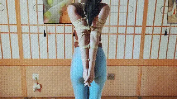 舞蹈演员莹莹绳艺初体验 舞蹈演员莹莹主动找上门体验绳艺，莹莹并不是绳艺爱好者，经朋友介绍好奇过来体验，她从小练习舞蹈身体很柔软，提出想体验一些比较极限的绳艺造型，并想拍摄作品留下珍贵记忆。视频解压密码：666888  。<br>一绳所爱绳艺体验店面向全国爱好者开放，本店提供绳艺捆绑模特服务、体验女绳师捆绑服务、体验长时间囚禁服务、绳艺教学培训、绳艺交流会、绳艺演出、绳艺逃脱挑战赛、场地出租、专业麻绳销售，原创绳艺扑克销售、原创视频套图销售、作品私人定制、模特原味丝袜出售等，另外本店招募同好合作伙伴。微信：351552501初心