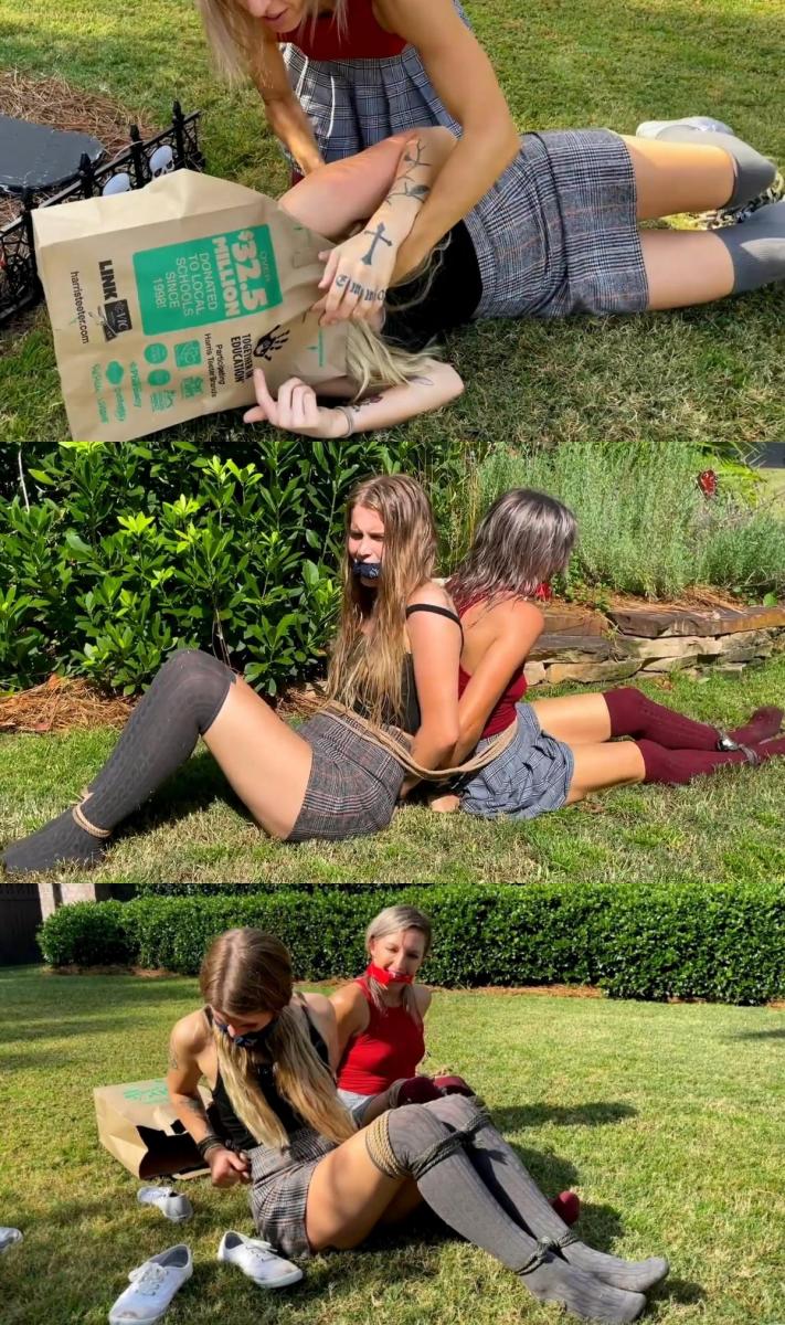 Sorority Initiation Revenge Small 查理喝醉了，洛拉提到查理对她开的玩笑，试探她并勾引她。 洛拉（Lora）出于报复，当他们走路时，洛拉（Lora）用一个袋子蒙住她的头来攻击她，并愚弄查理（Charlie）以为他们都受到了攻击。 她绑住了查理，但也绑住了自己，以使其看起来真实。Charlie is hung over and Lora mentions that joke Charlie played on her by trying her up and ticking her. Lora's out of some revenge and as they're walking Lora attacks her by putting a bag over her head and fools Charlie into thinking they're both being attacked. She binds Charlie but binds herself to make it look real.