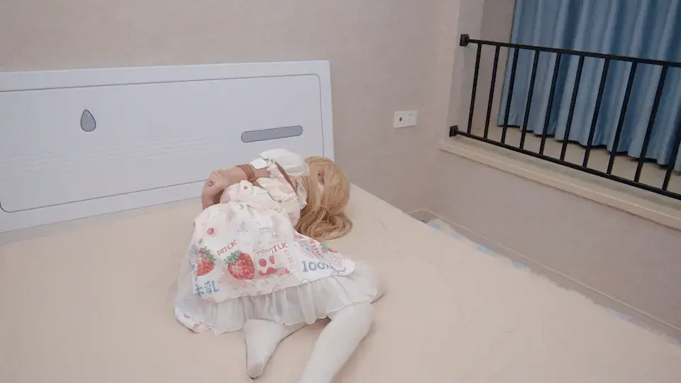 小枫高强度郊狼小话筒 大家好呀~这次给大家带来的是小枫的lo群白丝电击(强度对咱来说...有点高...后续屁股疼了3天都没好...呜...凳子都不能直接坐要缓一缓再坐，坐的时候还要调整位置..呜..胳膊上的唔..虽然也疼但是日常碰不到所以还好）（才..才不是被电的太疼雌小鬼属性暂时被压制了）<br><br>最开始是床戏！（只是在床上拍的说！不要想歪呢！）听说郊狼最高调到了80，然后还开了随机跳动...幅度在30来回...所以炒鸡炒鸡疼！而且是特别突然疼的说...（本来我就不喜欢叫出声所以大多时候强忍着的...唔..毕竟本来就很害羞嘛）<br><br>然后呢就被绑到一旁的栏杆上了呜...比在床上好一点点的是...屁股不会因为偶然的压住电极片电击效果翻倍...代价则是单腿站立好累，而且无法自由扭动了，再然后就是换成单折腿（ps：说我腿因为电击疼得乱蹬会出镜...所以就加固了）后来也用上了小话筒...（才..才没有变奇怪呢！）<br><br>最后是被完全绑到栏杆上了..两腿被强制分开..胳膊被完全固定...小话筒和郊狼更加过分...而且还有一点点的安全风险（顺便一提呢！咱只有80斤，不过这个栏杆唔...被绑在上面摇摇晃晃的好怕它突然断掉，然后脸朝下摔下去呜..就不能把我的萌王史莱姆抱枕垫到下面嘛...）<span style='color:#b0b0b0;'>[隐藏文字，购买后可见]</span><br><br>有什么问题或者定制或者其他的都可以联系小枫QQ2875745909（注：小枫是夜猫子哦，目前是17点醒，9点睡。如果加了可以留言什么的，看到了会回复哒）