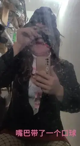 带着口球月工塞出去骑小车车 新人伪娘一个，一直看之前的大大发视频，自己也想试试，就自己带了口球和[X_X]想出去试试( *︾▽︾)，穿的露背开胸的毛衣，加上网袜，就想自己越骚鸡越好，ꈍ .̮ ꈍ，本来以为自己带了口罩，完全没压力，结果完全不一下，全程紧张喘大气，尤其被别人看着，，害羞，，，还有屁股的jb一直往里面动，，就那种随着车一震一震，就越来越深，大家有什么意见或者建议可以私信，争取下次出个更加精彩的视频，谢谢支持~