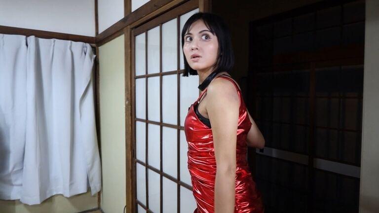 動画/MP4 #HR002「エイダとゾンビ」 <br>動画/MP4 #HR002「エイダとゾンビ」<br><br>○内容　収録形式:MP4動画<br><br>KuroiResidentEvil.mp4: ストーリー形式の本編　<br>約830MB、21分25秒、1920x1080 FHD品質<br><br>○ストーリー<br><br>1998年11月1日。日本<br>東京。青木ヶ原の森の古い廃屋の近くで奇妙な一連の攻撃についての噂が流れています。私の組織は、これがウィルスの発生だと確認しました。私の使命は、サンプルを回収し、クライアントに届け、アメリカに持ち帰ることです。私はエイダ・ウォン、そしてこれは私の物語です。<br><br>黒井さんがエイダに扮してゾンビに占拠された家に潜入するが、突然縛られてしまい、家を逃げ回ることに、というDIDストーリーです。