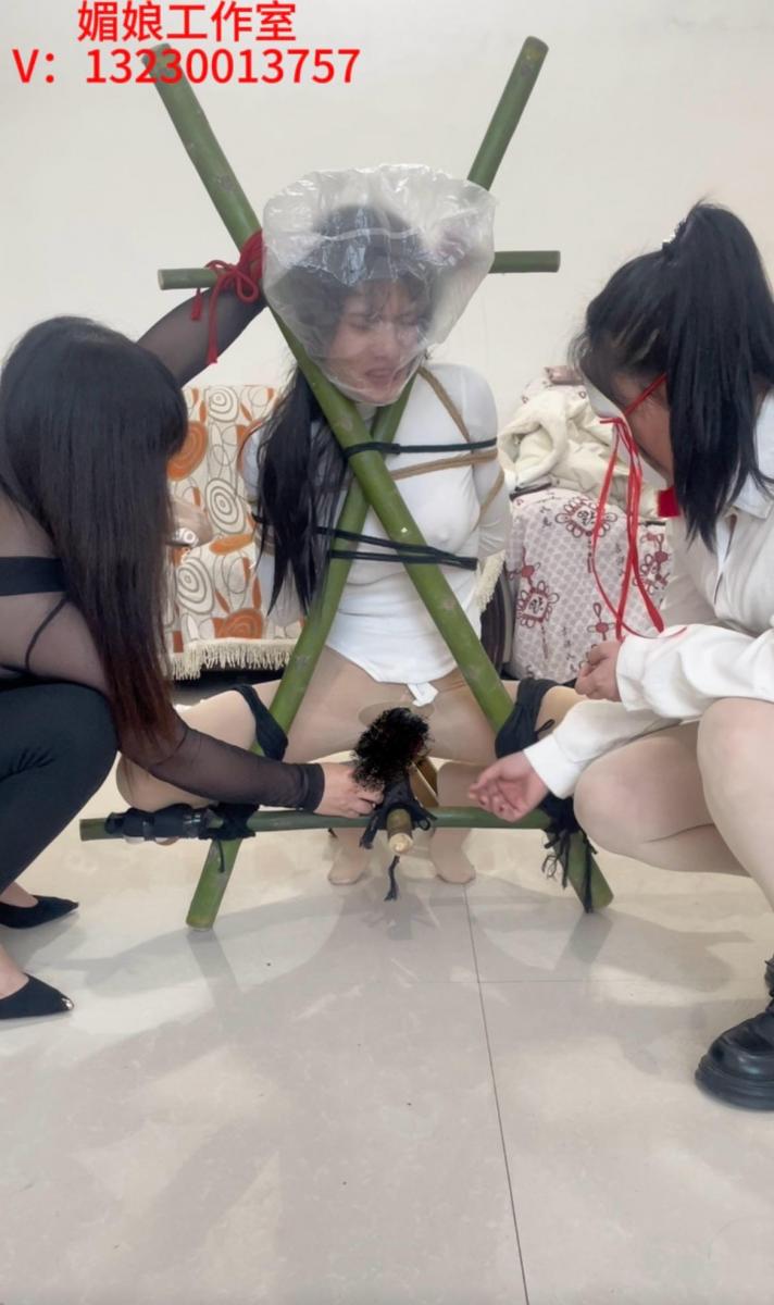 伪娘三天三夜6 媚娘工作室<br>    今天玩法该升级了，命根带上铁环，在坠上一个桶<br>拿一根管上下连接，嘴里喝着，喝不下就留下面桶里，<br>产生重量，坠着男人的根，桶里满了，喝的水也差不多了<br>就开始遛弯，后面拿着带针的棍子赶着走，不能停下<br>边走边晃动桶，很痛苦，一会就想小便了，只能排泄<br>桶里，坠的时间长了，只能喝桶里带排泄的水来减轻桶的重量<br>    最后来一个竹棍交叉的跪缚，塑料袋套脑袋，在榨汁。。。。<br>今天晚上捆绑放置，就不拍摄了<br>业务咨询：V 13230013757