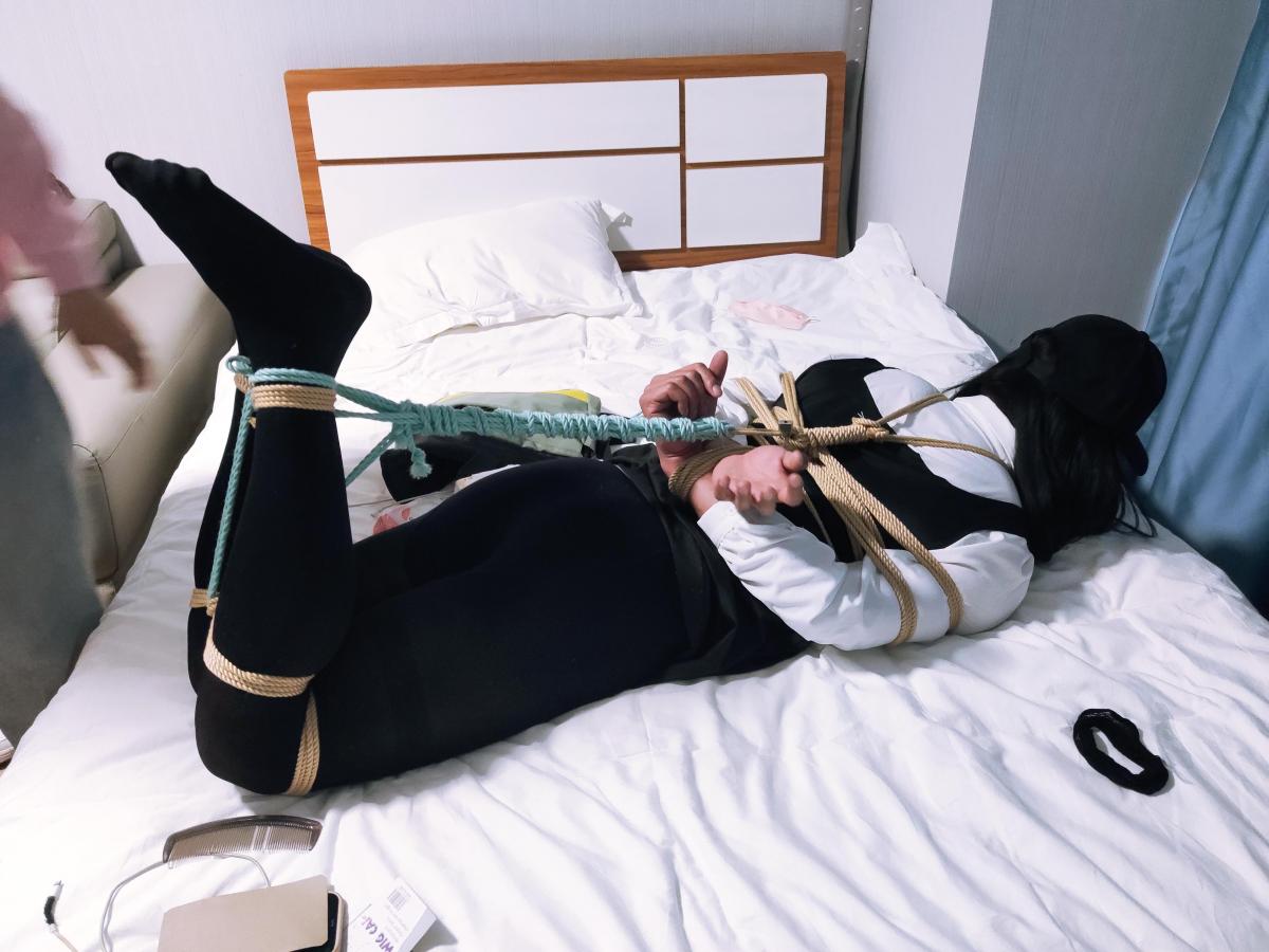 第一次参加绳趴时的返图 - 自己女装穿起来真的是灾难，一看到这些图就回想起郊狼带来的那种爽歪歪的感觉。 [Pantyhose,Hogtie (Lying on stomach),High positions,England student uniform,Bound arms behind,LGBTQ,Pantyhose]
