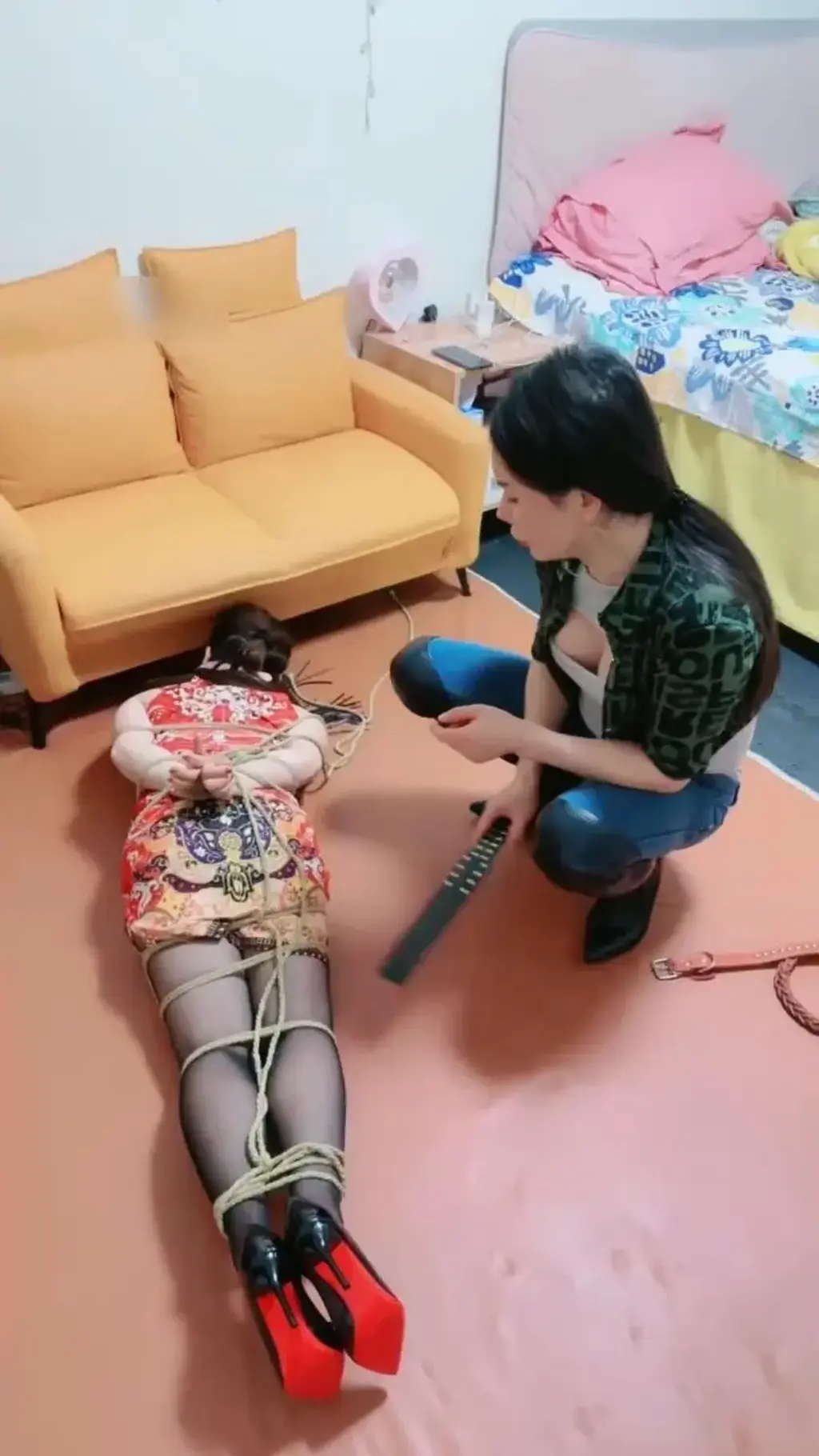 【北京嘟嘟】ts妖主重度虐杀母畜 【北京嘟嘟】ts妖主重度虐杀母畜<br>原创作者：北京嘟嘟<br>嘟嘟女主调教母狗，把母狗捆绑起来各种调教，还给母狗带上了口球，剥夺了母狗说话的权力