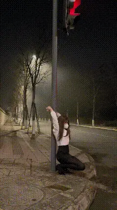 0116OL红绿灯头顶背铐SubM 这次开始前想先来一个横穿马路的小挑战 先带着手铐走到了路口 然后把钥匙放到马路对面 回来之后把自己反手背铐 然后穿着10厘米高跟横穿马路 拿到钥匙再回来 虽然已经是半夜 但是这里离主干道不远 一直有车经过的声音 心里真的很慌<br>头顶背铐这个姿势唯一的解锁方法只有狼狈的躺下 但每一次用这个方法自缚 却总想扭动身体幻想着可以拿到钥匙 但一切都是徒劳<br><br>百度网盘下载后记得把后缀改为.mp4哦❤️