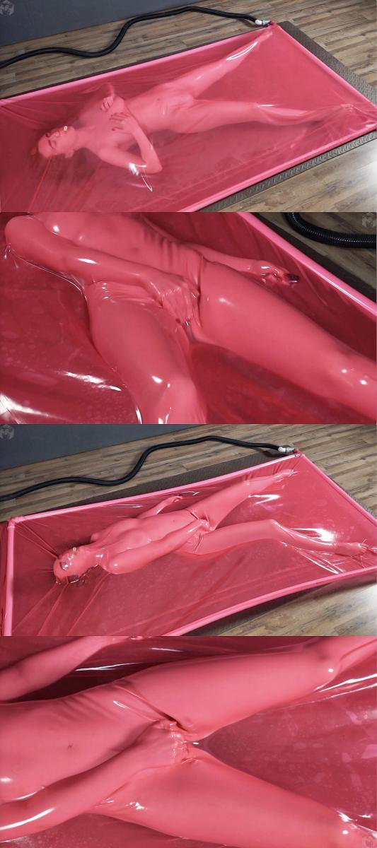 Masturbation in a pink latex vacuum bed 小姐姐躺在粉红色半透明真空床里，手握遥控跳D。<br>一边扭动身体享受真空床的紧致包裹，一边开启跳D，手搓裆部，快乐强高自虐自嗨。