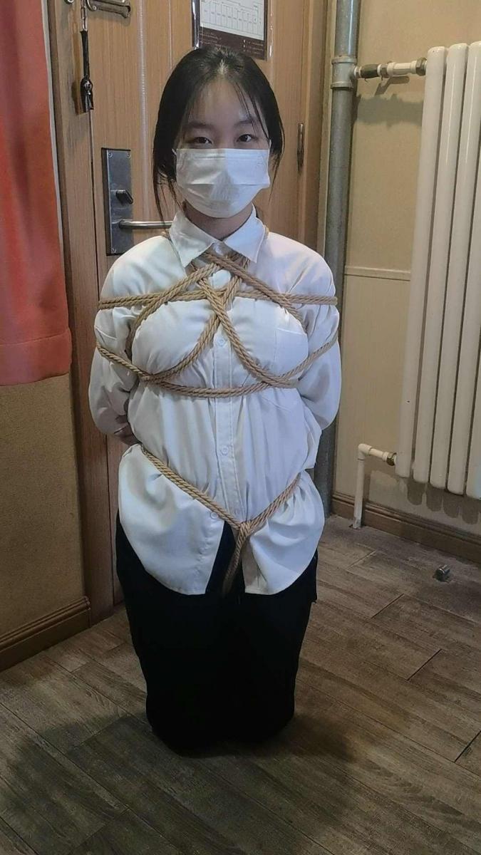 新人试镜报道！胆子超级大的林叶秋小姐姐 这次的小姐姐是我很久以前就认识的，她也表示对捆绑很有兴趣，但是由于距离问题一直没有有机会带她体验捆绑，这次摄影工作调动使得有机会约林叶秋小姐姐出来体验一次。不得不说小姐姐真的很大胆，看起来似乎可以好好的开发一下！（由于设备问题这次拍的不是很满意，有机会重新补拍一个）至于之前的三个模特琳澜小喻小方则是以后无法继续合作拍摄了，有机会摄影同学一定会找三个小姐姐拍一次告别作来给大家告别，也是对摄影同学第一批工作室小姐姐们的告别<br>如有定拍需求还请联系QQ：3078316178