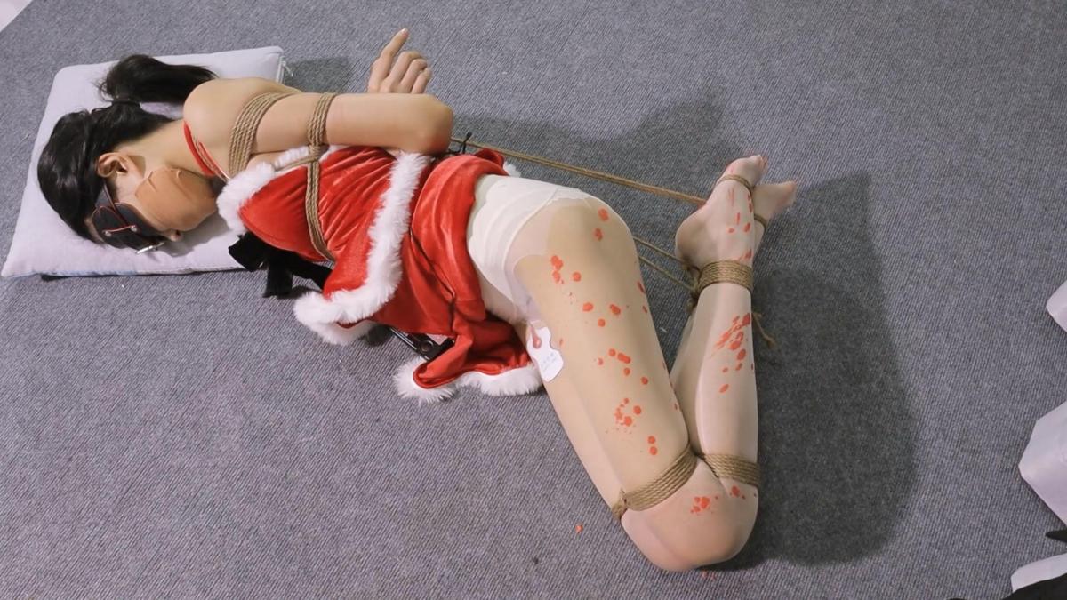 【皆非】《圣诞危机》滴蜡+棒棒+蛋蛋+电击的四步曲之下圣诞少女逐渐迷失自我呜呜娇吟～（圣诞服，红高跟，白丝，丝袜胶带封嘴，驷马，强制站立） 视频问题（联系方式QQ3259463011——可接定拍~请备注来意哈！）<br>如果百度云下载视频出现问题，请联系我，感谢！<br>百度网盘有高清晰度的选择<br>解压密码zxcv<br>解压完成后请把"txt"修改为"mp4"即可。<br>切勿在线解压观看！！！切勿在线解压观看！！！切勿在线解压观看！！！会被和谐！！！<br>【剧情简介】<br>圣诞迟来的礼物，竟是一位圣诞少女。鲜红的圣诞裙包裹着性感身姿，极光白丝裹着洁白如玉的大长腿，那娇小的玉足穿着感性的红高跟，加上绳子紧缚捆绑的点缀下，强烈的视觉冲击感，真让人想入非非～<br>那性感的小嘴塞着丝袜又被医用胶带封住，只能无助的挣扎与娇叫～<br>强制站立棒棒 电击的刺激下，圣诞少女的那销魂声音不停的回荡～<br>圣诞少女被捆成了驷马，一滴滴的红蜡，滴在那洁白如玉的腿上，红白相交的点缀让那双大长腿更有韵味，少女疼的连连呜呜求饶～<br>驷马之下，滴蜡 棒棒 蛋蛋 电击的四步曲之下圣诞少女逐渐迷失自我呜呜娇吟～<br>