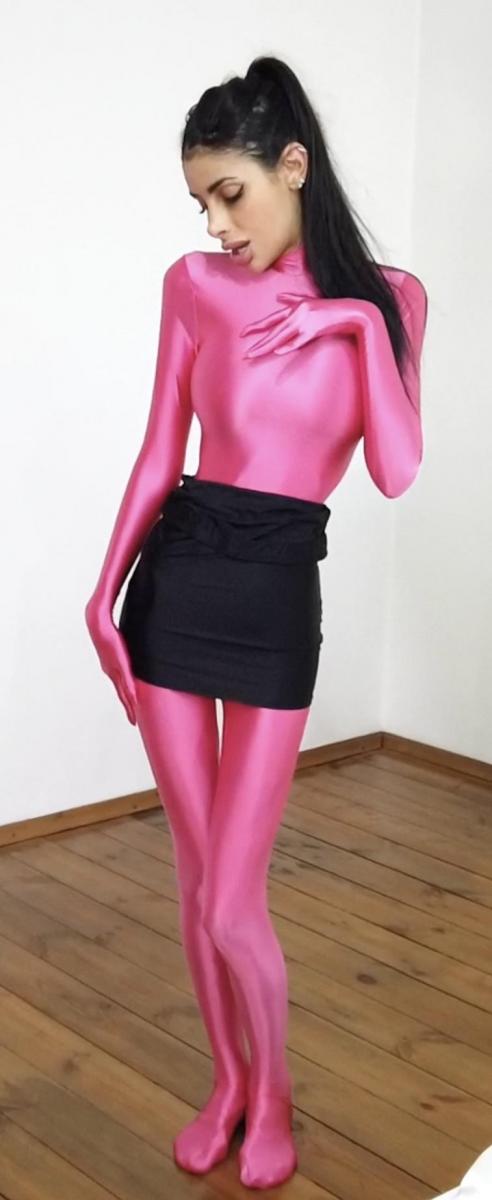 [W’sH]——Caroline——粉红光泽zentai 新模特Caroline小姐姐身穿粉红色光泽zentai在卧室发骚。<br><br>注：<br>W’sH 工作室<br>专注于zentai、紧身衣、spandex、丝滑光泽衣物、乳胶、睡袋、捆绑、锁链……等一系列恋物拍摄。<br>清一色欧美模特，高颜值，好身材。<br>单女、女女、三女应有尽有，各种玩法层出不穷。<br>拍摄手法极具艺术性，作品极具收藏价值。<br><br>重要通知：<br>俄罗斯那边嫌我在这里搞的太便宜了，今年要求我必须按照C4S的官方价格来定价。<br>不过每部新作品，我会悄咪咪操作一下给大家整上折扣，大家有看好的视频就抓紧冲哈。