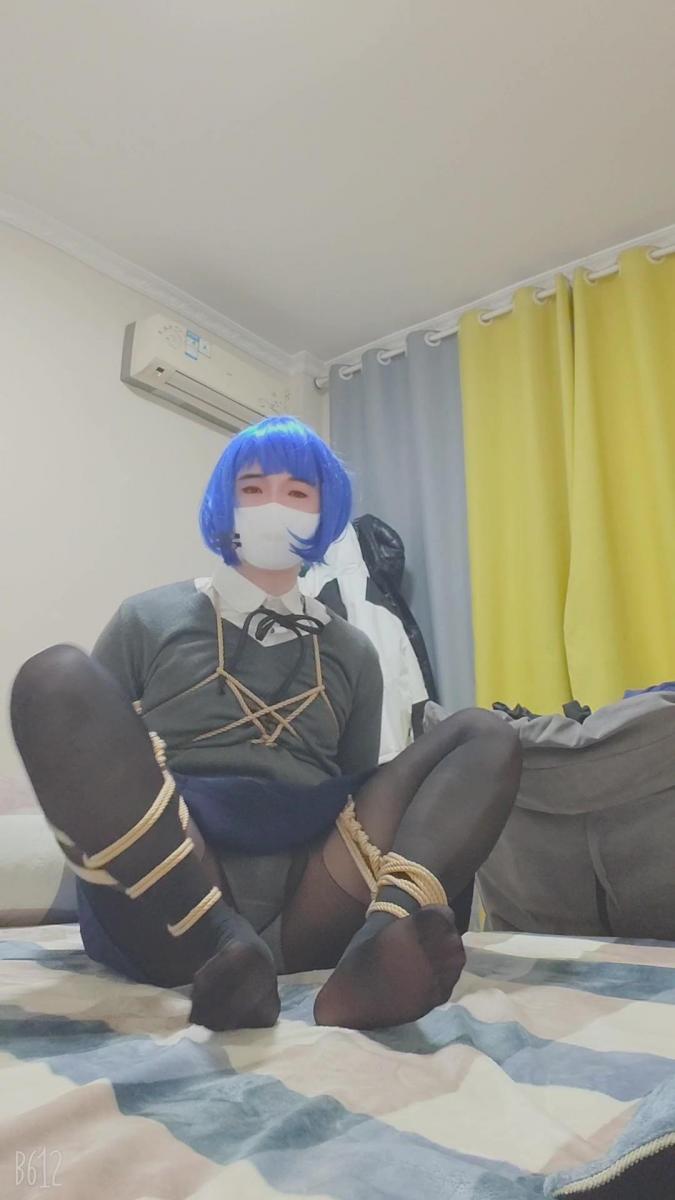 伪娘cos山田凉自缚 对于长期欠钱不还的凉前辈，结束乐队的大家提出的惩罚是（