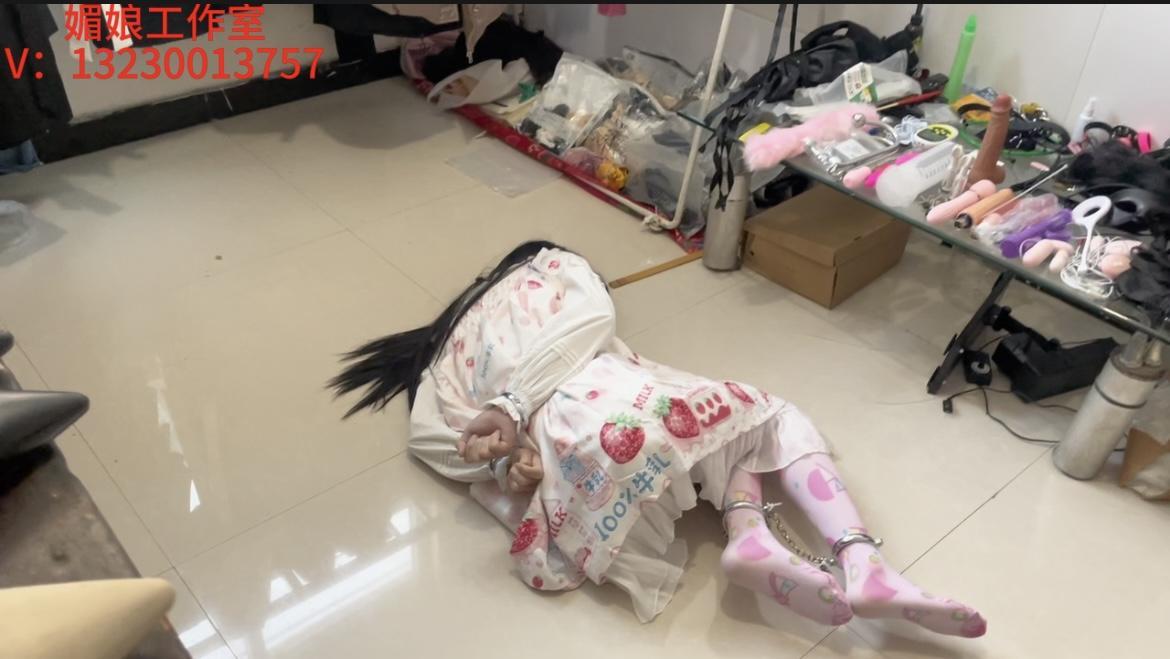 射到姐姐腿上是什么感觉 媚娘工作室<br>V：13230013757<br>弟弟被捆绑解救姐姐，姐姐全身7条皮带捆绑锁7把，上捆绑紧<br>最后扎带用所固定住，要是用丝袜包裹好塞嘴里把嘴封上让弟弟去找钥匙<br>，弟弟手戴镣铐叫戴镣铐需要先剪，就自己找剪刀，<br>姐姐用脚趾写字提醒，最后找不到钥匙，强高姐姐，<br>看姐姐浪样控制不住自己，射到姐姐腿上，求钥匙解救姐姐