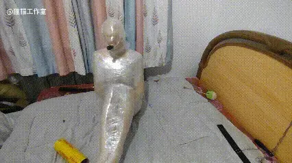 超紧摆件制作，包成完全的一个整体摆件！保鲜膜超紧团缚，加固，加固，加固！呼吸阀多次控制，踩踏鞭打！上篇 本次我们要制作一个全封闭的摆件！将小狗锁起来固定后一层一层的包裹，团缚，嘴巴采用呼吸阀控制，这真的是一个神奇的东西，一个方向封死，一个方向呼吸，封闭与呼吸只在我的手指之间，手用手铐铐在大腿下面，指头粗的手铐，永远也不可能挣脱，只能活活被总成摆件的无可奈何，保鲜膜越缠越厚，身体越来越紧，但是不能说话也不能反抗，我真的记不住缠了多少次头，只能从视频中看到脸上的五官逐渐变得不清晰，越来越紧，我确越来越痴迷这种不断缠紧的感觉，慢慢缠的及其光滑且平整，最终变成完全固定的摆件，然后就是不停的关掉阀门，让其痛苦的挣扎又不能挣脱，我责享受这种艺术品的快乐，再不停的鞭打，踩踏，控制，加紧，折磨它，我变得越来越兴奋，然后直接又拿起胶带慢慢的加固，把整个头部完完全全的全包，又觉得身体欠缺，便再加固，加固，加固，直到完全不能动为止，这时候的小狗已经筋疲力尽，想看到它痛苦的挣扎只能上[X_X]，不断的外力刺激，绝望的[X_X]，让它痛苦的挣扎，最后折磨到虚脱，再释放，整个小狗似乎已经废掉了，但是我依然要彻底封住它的五官，再塞进丝袜睡袋，栓上项圈，让它变为我的坐垫，当然这已经不可能再放出来了，就让它被再里面，慢慢的昏睡过去吧！<br>狸猫工作室个人接赞助，定拍，都是白菜价，很多东西还在慢慢摸索，感谢大家的支持！联系方式<span style='color:#b0b0b0;'>[隐藏文字，购买后可见]</span>