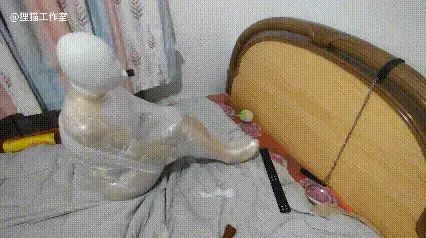 超紧摆件制作，包成完全的一个整体摆件！保鲜膜胶带团缚，加固，加固，加固！呼吸阀多次控制，踩踏鞭打！下篇 本视频全长约80分钟，分上下两部，两部文案一样，1080P,2.4G，解压密码：limao<br>本次我们要制作一个全封闭的摆件！将小狗锁起来固定后一层一层的包裹，团缚，嘴巴采用呼吸阀控制，这真的是一个神奇的东西，一个方向封死，一个方向呼吸，封闭与呼吸只在我的手指之间，手用手铐铐在大腿下面，指头粗的手铐，永远也不可能挣脱，只能活活被总成摆件的无可奈何，保鲜膜越缠越厚，身体越来越紧，但是不能说话也不能反抗，我真的记不住缠了多少次头，只能从视频中看到脸上的五官逐渐变得不清晰，越来越紧，我确越来越痴迷这种不断缠紧的感觉，慢慢缠的及其光滑且平整，最终变成完全固定的摆件，然后就是不停的关掉阀门，让其痛苦的挣扎又不能挣脱，我责享受这种艺术品的快乐，再不停的鞭打，踩踏，控制，加紧，折磨它，我变得越来越兴奋，然后直接又拿起胶带慢慢的加固，把整个头部完完全全的全包，又觉得身体欠缺，便再加固，加固，加固，直到完全不能动为止，这时候的小狗已经筋疲力尽，想看到它痛苦的挣扎只能上[X_X]，不断的外力刺激，绝望的[X_X]，让它痛苦的挣扎，最后折磨到虚脱，再释放，整个小狗似乎已经瘫软，但是我依然要彻底封住它的五官，再塞进丝袜睡袋，栓上项圈，让它变为我的坐垫，当然这已经不可能再放出来了，就让它被再里面，慢慢的昏睡过去吧！<br>狸猫工作室个人接赞助，定拍，都是白菜价，很多东西还在慢慢摸索，感谢大家的支持！<span style='color:#b0b0b0;'>[隐藏文字，购买后可见]</span>