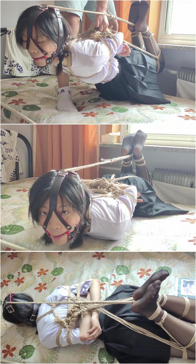 玩奴原创之大长腿黑丝妹子可歆初绑实录，超紧分腿驷马戴马具口球骑乘！交流购约绑教程请加1152327635。 解压密码<span style='color:#b0b0b0;'>[隐藏文字，购买后可见]</span>感谢各位同好的支持！本次带来的是之前很中意的妹子可歆的驷马初绑，第一次绑妹子对捆绑的耐性非常的好，jk黑丝带上马具口球。超紧的分腿驷马放置，敬请欣赏！<br>另外为了方便各位同好约绑，博主最近推出了一个非常详细的约绑教程。里面有非常详细的从零基础开始教大家如何认识妹子，如何与妹子沟通等等。非常的实用，有兴趣的各位同好加1152327635咨询，备用805351328。<br>目前博主已经出了五个系列，分别是绝对真实调教系列，真实约拍系列，口水囚徒系列，紧缚实验室系列，美人小舔犬系列以及最新出的高颜值系列都非常精彩，各种元素满满，希望各位同好多多支持！<br>推特可以关注浅神。本频道提倡健康积极的绳艺亚文化，目的是给生活增添一些情趣，谢谢大家。备用联系方式qq805351328。<br>下载操作：<br>1、电脑下载<br>2、解压<br>3、将压缩包内文件重命名后缀加.mp4或直接用播放器打开。<br>
