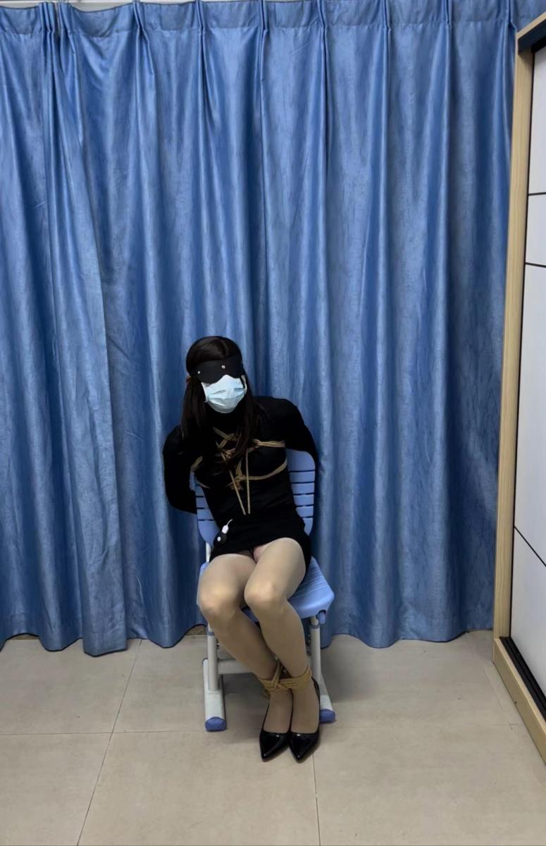 椅子自缚放置挣扎 用绳子做一个五角星胸缚，然后再用一段绳子做一个股绳和一个绳圈，将脚踝与椅子固定在一起。<br>带上口球和口罩，眼罩，开启下面的两个小玩具，归头训练器和电击振动杠塞。<br>将双手背到椅子后面套上绳圈，拉紧，捆绑住双手，接下来的就是长达半个小时的放置忍耐啦。<br>欢迎加我QQ一起交流哦，1182242274