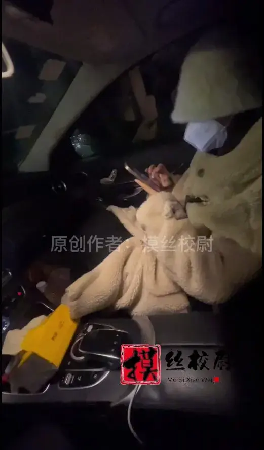 【摸丝校尉原创】送素人老师回家途中.车内舔足闻袜！ 后续.跟老师在酒店愉快的玩耍后<br>我自己开车送老师回家的<br>在路上一直和老师闲吹牛<br>途中我确实有一丝不舍得<br>突然就提出想在看看老师的脚<br>老师也没说什么就答应了<br>这个视频是我在马路上靠边临时拍摄的<br>看得出来天色已晚<br>我开着车内的灯，慢慢的接着拍摄<br>让老师将腿搭在我身上，我慢慢的脱下她的皮靴<br>静静的看着她穿起球了棉袜<br>于是我将它们脱了下来，并拿在鼻子上不停的闻着<br>老师看到我这个举动，当时就害羞了，哈哈<br>我也不光闻着，顺势就将口舌贴在了老师的裸足上<br>真的是酸咸酸咸的，作为足控患者来说，这也绝对是人间美味！<br>我一边品尝着老师的玉足，一边在幻想她平时上课的模样<br>我[X_X]瞬间就可耻的石硬了，真的太反差太反差了，这种心情不知可有人懂?<br><br>注意：本链接为56P 1V<br>