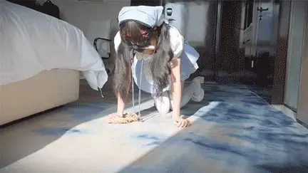 【丝米】【4K】《 驯养我的偷懒女仆 2 》白丝小女仆睡过头了，嘴里叼着链子，爬到主人面前认错，鸭子坐、乖乖让主人给自己戴上口球，摸摸头、任凭主人抚摸玉体，并腿捆绑放置挣扎，驷马tk尽情玩脚，分腿固定 剧情简介：<br>（模特：小A）<br>可爱的白丝小女仆睡过头了，嘴里叼着链子，爬到主人面前认错，鸭子坐、乖乖让主人给自己戴上口球，摸摸头、任凭主人抚摸玉体，并腿捆绑放置挣扎，驷马tk尽情玩脚，分腿固定在凳子上，棒棒玩弄，可爱又无助……<br>————————————————————————————————————<br>定拍服务请联系新QQ：984353792，之前的QQ暂停服务<br>—————————————————————————————————————<br>解压密码：simi<br>改后缀为MP4