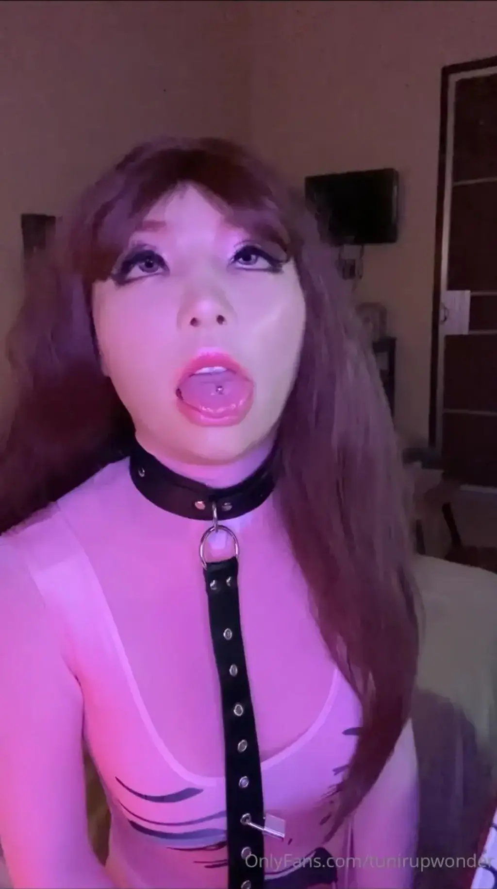 Playing with my tongue Playing with my tongue<br>片长7m48s<br>作者：Charlotte TW.<br>欲桃mask与紧身衣的结合 先是抚摸玩弄舌头 再是站姿自嗨 最后束缚强高 喜欢的朋友们不要错过 感谢支持