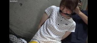 被绳子束缚的女人 日本 女人被绳子捆绑扭动着，被剥夺了声音和身体的自由。独自一人，你越挣扎绳子越收紧你的身体。
