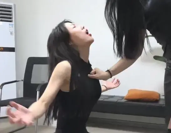 奥特女侠对战恶魔女皇 女奥战士迪迦小姐和她的搭档女助理是一对女战士组合保卫城市，然而迪迦小姐的助理却是埋伏在迪迦小姐身边的敌人，在一次行动中，女助理暗算了迪迦小姐，迪迦小姐重伤，，随后暴露真实身份的女助理，化身女魔，从背后彻底打败迪迦小姐，倒在地上的女奥战士，等待她的是女魔的羞辱和折磨，，，希望大家支持，顺便说一下，接下来会有几部大制作发布，价格可能比之前高一些，后续可能会下降价格，因为现在二手贩子太多了，实在忍不了了，既然二手贩子盗版，那就让也不能便宜是购买，接下来我会在视频上打上妖狐估计就不会被盗版了，剧情和价格一定是成正比的，打击盗版，我只在妖狐发布，祝大家新年快乐，如果要联系加qq;说明来意3807117055