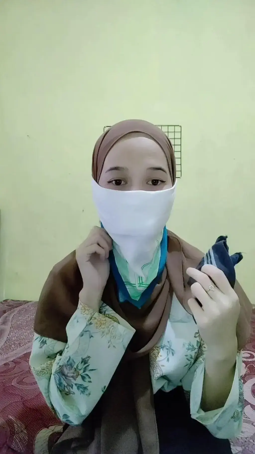 用手帕自我堵嘴教程 [Dunhil_mild studio]用手帕自我堵嘴教程 来自印度尼西亚. 这个女孩一出门就喜欢堵自己的嘴，但因为太奇怪，她用手帕遮住了。<br><br>她也非常喜欢幻想被氯仿