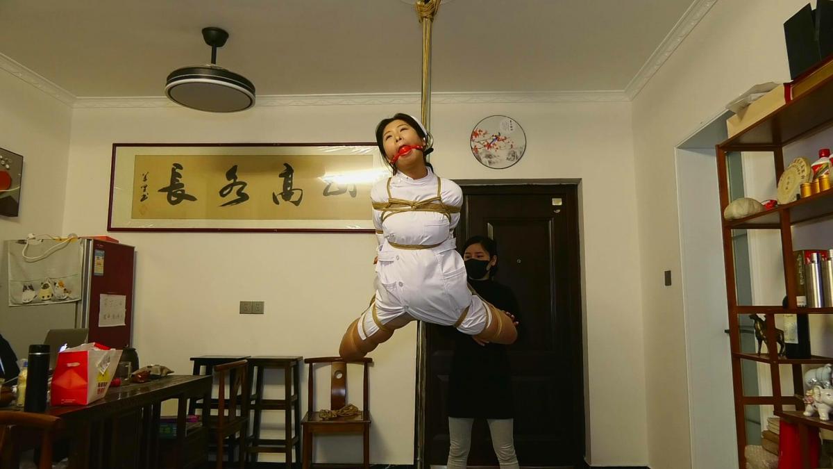 被悬吊的女护士 女护士全身捆绑被倒吊在铁架下挣扎，难道极高，女护士都快被折磨哭了，表情超级痛苦，最后不得已才将其放下，口球一直堵嘴，不能去掉，使其不能发出声音。定拍绳艺、调教、女囚、女烈、古装各种类型视频，欢迎定拍，定拍QQ462276998