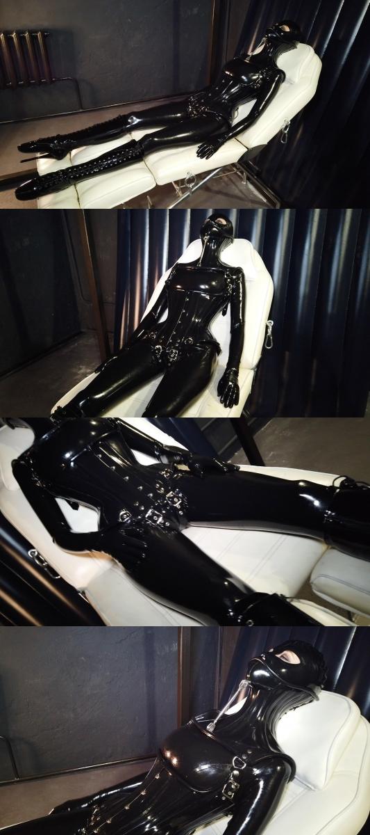 [W’sH]——Yana——黑色胶衣——躺椅脖子固定术 Yana——黑色胶衣——躺椅脖子固定术<br><br>注：<br>W’sH 工作室<br>专注于zentai、紧身衣、spandex、丝滑光泽衣物、乳胶、睡袋、捆绑、锁链……等一系列恋物拍摄。<br>清一色欧美模特，高颜值，好身材。<br>单女、女女、三女应有尽有，各种玩法层出不穷。<br>拍摄手法极具艺术性，作品极具收藏价值。<br><br>重要通知：<br>俄罗斯那边嫌我在这里搞的太便宜了，今年要求我必须按照C4S的官方价格来定价。<br>不过每部新作品，我会悄咪咪操作一下给大家整上折扣，大家有看好的视频就抓紧冲哈。