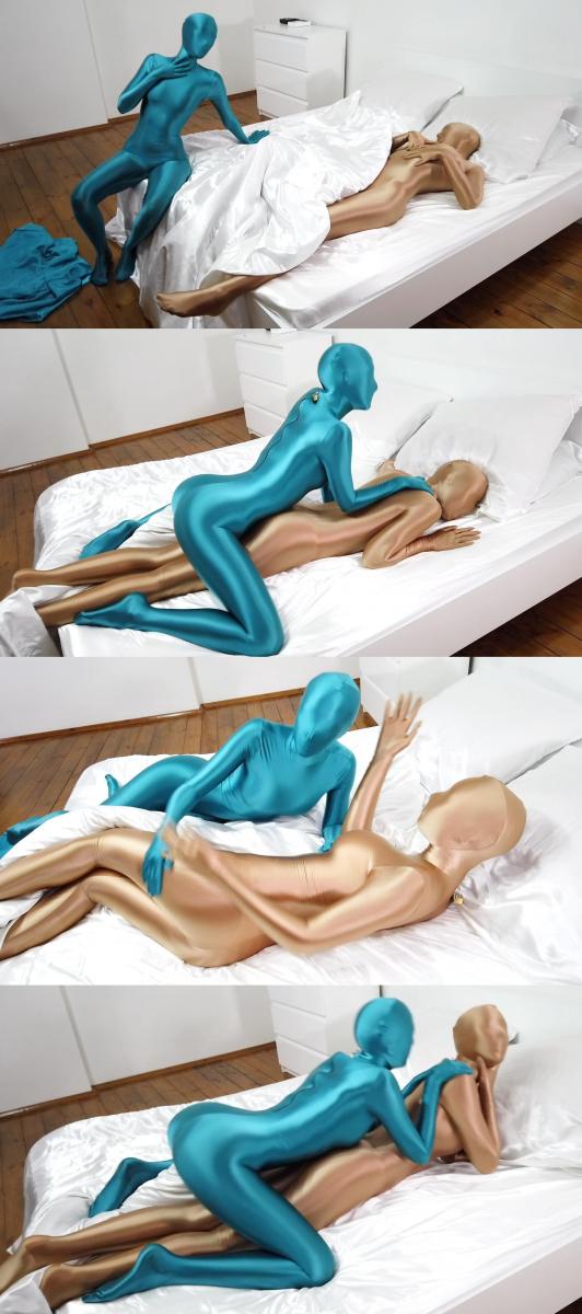 [W’sH]——女同(双女)——金色zentai+孔雀蓝zentai——2024版 女同(双女)——金色zentai 孔雀蓝zentai——2024版<br><br>注：<br>W’sH 工作室<br>专注于zentai、紧身衣、spandex、丝滑光泽衣物、乳胶、睡袋、捆绑、锁链……等一系列恋物拍摄。<br>清一色欧美模特，高颜值，好身材。<br>单女、女女、三女应有尽有，各种玩法层出不穷。<br>拍摄手法极具艺术性，作品极具收藏价值。<br><br>重要通知：<br>俄罗斯那边嫌我在这里搞的太便宜了，今年要求我必须按照C4S的官方价格来定价。<br>不过每部新作品，我会悄咪咪操作一下给大家整上折扣，大家有看好的视频就抓紧冲哈。