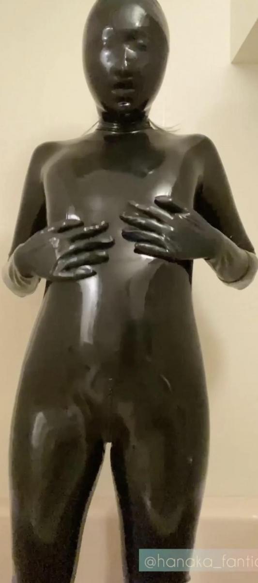 2024-01-1 【︎✿小花︎✿】①BLACK RUBBER LADY 全报胶衣 无孔ZX头套 假丁入体<br><br>メンテナンスも兼ねて、久しぶりにラバーを着ました????<br>本当は着るのに30分くらいかかったのですが、<br>あまりにもモザイクいっぱい&動きなさすぎだったので、<br>カット多めです????<br>ピチピチ音をお楽しみください????